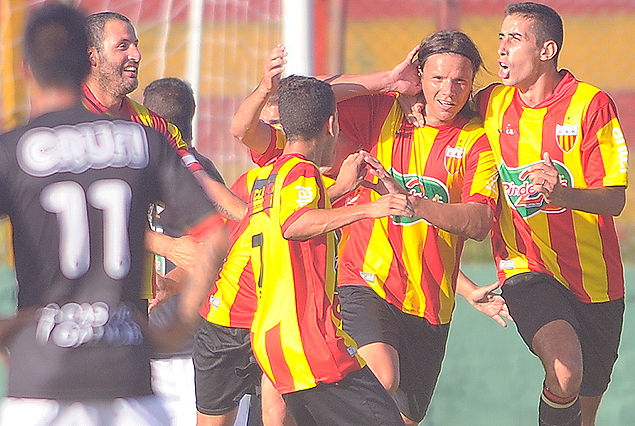 Fabián Trujillo en la carrera del festejo del primer gol gaucho.