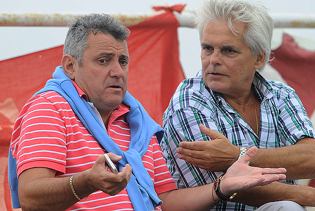 El presidente de la AUF, Wilmar Valdez junto a Washginton Rivero, viendo a Rentistas, el equipo de ambos. 