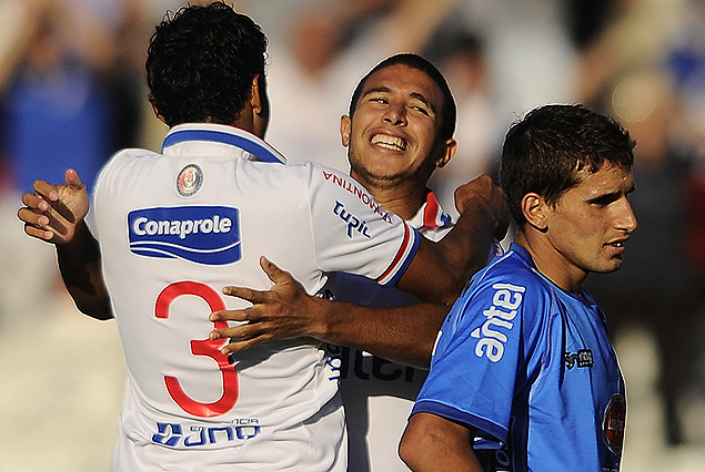 Diego Arismendi convirtió el segundo gol y recibe el abrazo del paraguayo Ismael Benegas.