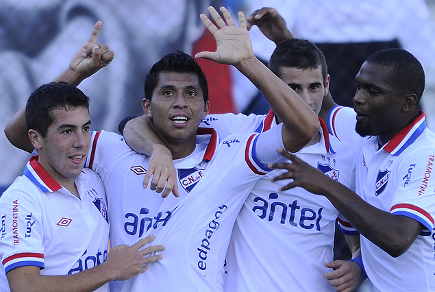 Rinaldo Cruzado festeja su gol, el que puso arriba a Nacional 1:0 ante Cerro Largo.