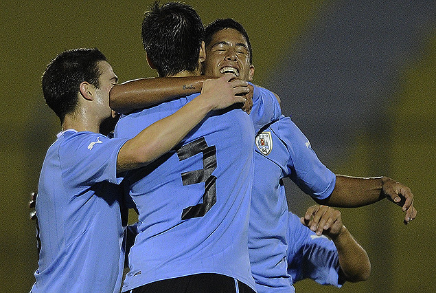 Mauricio Lemos festeja con sus compañeros el primer gol celeste.