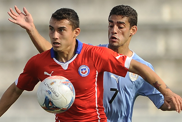 El chileno Iván Pardo controla la pelota ante la presión de Marcelo Martínez.