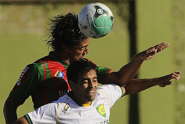 Alejandro Rodríguez despeja el balón ante el intento de Luis Oyarbide.