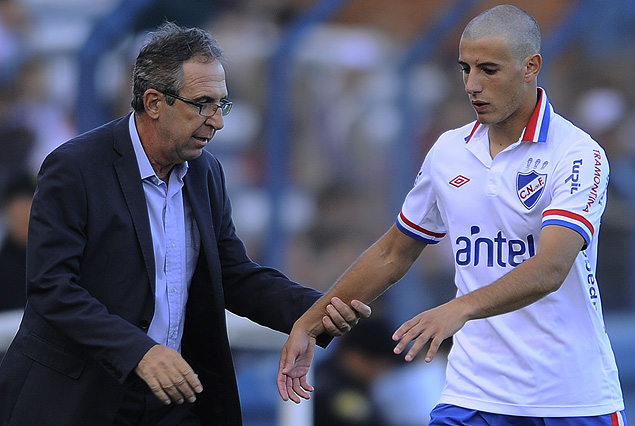 De floridense a floridense. Gerardo Pelusso manda a la cancha a Leandro Barcia, que debutó rapado a cero por sus compañeros. 