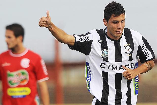 Mauricio Gómez festeja el primer gol de Wanderers, tras un tremendo tiro libre. 