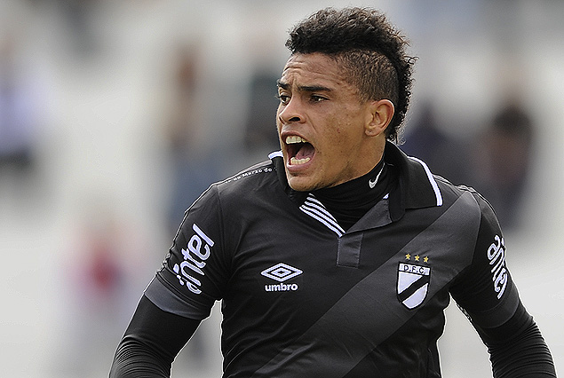 La imagen de Jonathan Alvez en el festejo del golazo, el segundo de Danubio para la gran victoria en Capurro.