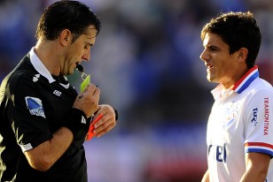 Darío Ubriaco expulsa a Darwin Torres. 