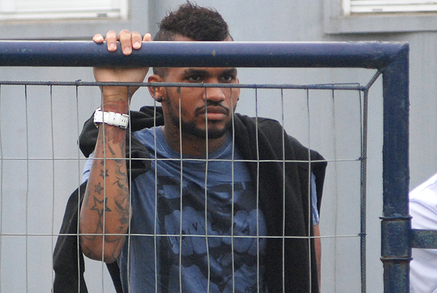 Luis Mejía observa el partido de sus compañeros