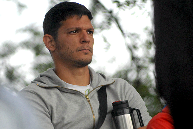 El zaguero Eduardo Mieres a puro mate en la tribuna del Méndez Piana.