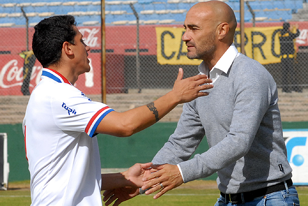 El tricolor Henry Giménez saludó a Paolo Montero, entrenador de los aurinegros. 