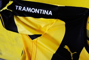 Las mangas con diferente ancho de barras de los clásicos colores amarillo y negro. 