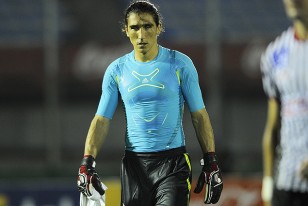 Juan Castillo, sentido se retira de la cancha. Sufrió contractura muscular. 