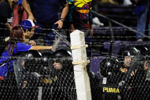Un grupo de hinchas de Universidad de Chile se enfrentó a la policía.