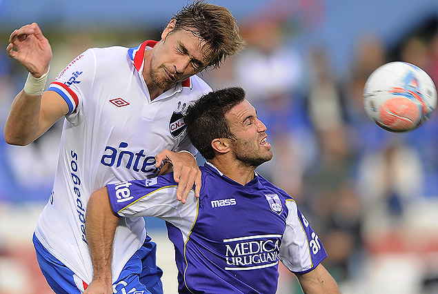 Sebastián Coates gana por arriba ante la presencia de Matías Alonso. Coates fue la gran figura. 