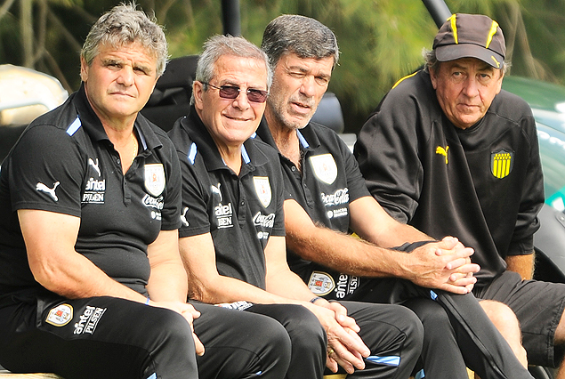 Celso Otero, Oscar Tabárez, el profesor Herrera observan junto a Juan Ahuntchain el amistoso de la Sub 20 ante la Tercera de Peñarol. 