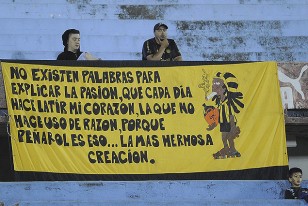 La bandera que apareció en la tribuna Colombes que fue poblada por apenas 29 personas.