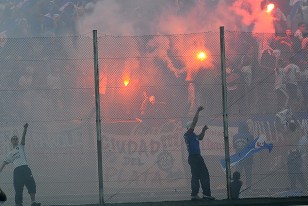 Hinchas de Nacional trepados al alambrado de la Talud Colombes.