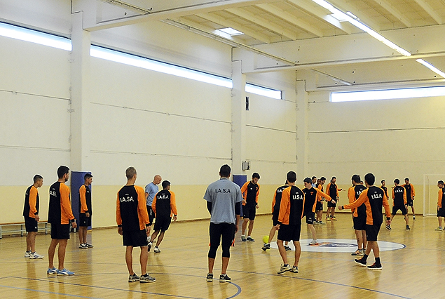 Los dirigidos por Apud se movieron en el gimnasio de la Escuela Naval.