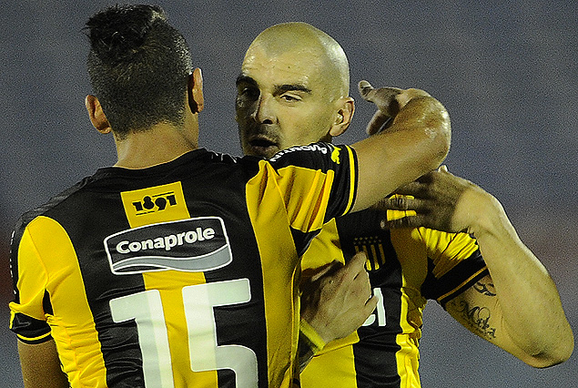 Macaluso, Valdez y Sandoval se abrazaron a la defensa de Peñarol. 