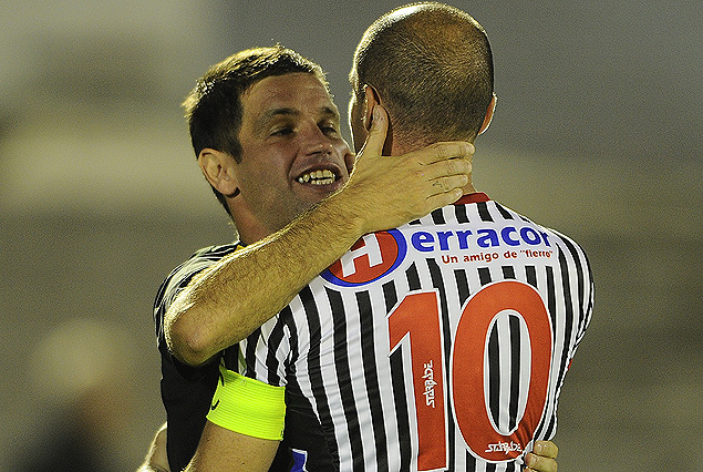 El emotivo abrazo entre Antonio Pacheco y Walter Pandiani. 