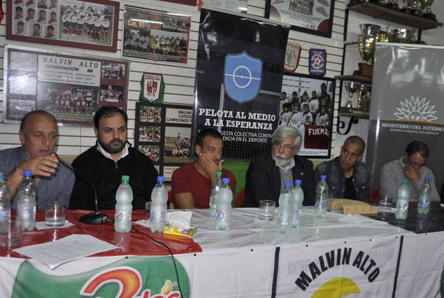 La mesa con los DT Fabián Coito y Alfredo Arias que tuvo la presencia del Ministro del Interior Eduardo Bonomi.
