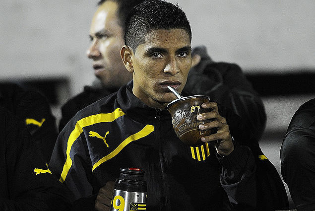 El peruano Paolo Hurtado tomando mate en la platea América.