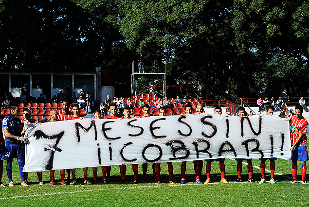 Los jugadores de Central Español salieron a al cancha con la pancarta del reclamo por los siete meses sin cobrar. 