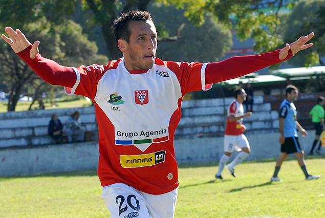 Aldo Díaz celebra el primero de los dos goles que convirtió para la victoria de Tacuarembó ante Torque. 