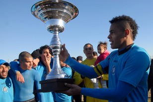 Jonathan Álvez levantando la Copa con Torque