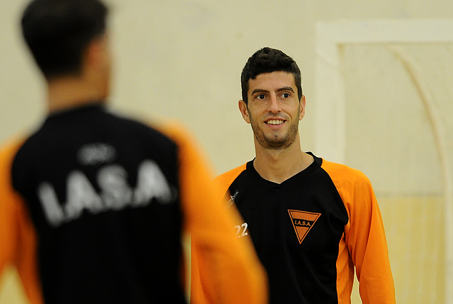 Adrián Argachá trabajando en el gimnasio de la Escuela Naval.