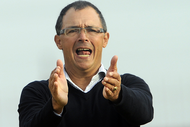Alfredo Arias, entrenador de Wanderers, a noventa minutos de la gloria en el Torneo Clausura.