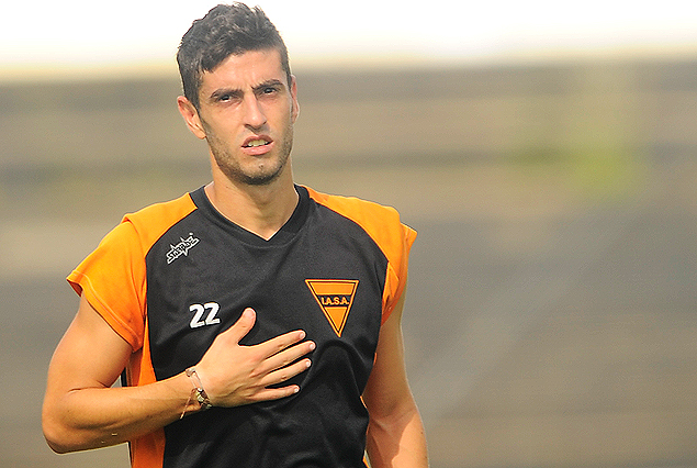 Adrián Argachá retorna al lateral izquierdo "buzón".