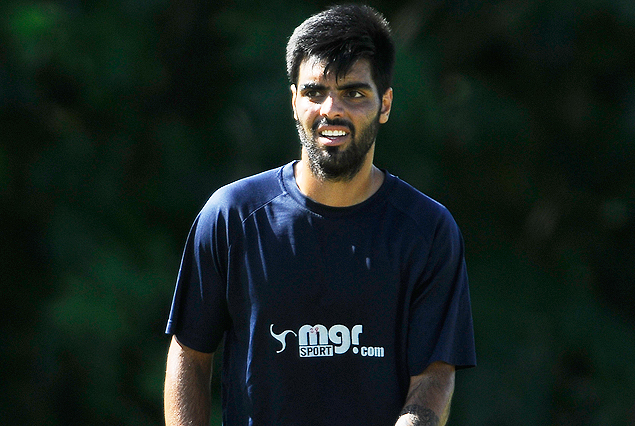 Ignacio Avilés en el mediocampo de Miramar Misiones.