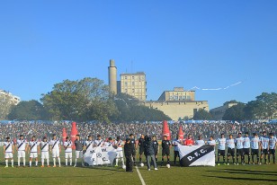 Los jugadores de Wanderers y Danubio entraron a la cancha con la bandera del rival. 