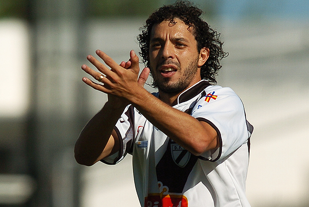 El argentino Cristian Bardaro en Jardines la tarde del domingo 30 de marzo del 2008, Le marcó 2 goles a Wanderers, en goleada atípica porque los de La Curva ganaron 4 a 1, con todos goles extranjeros: Bardaro (Argentino, Pedro Irala (paraguayo) y Daley Mena (colombiano), 4 a 1.
