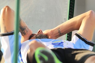 Pablo Caballero dolorido deja la cancha en camilla. 