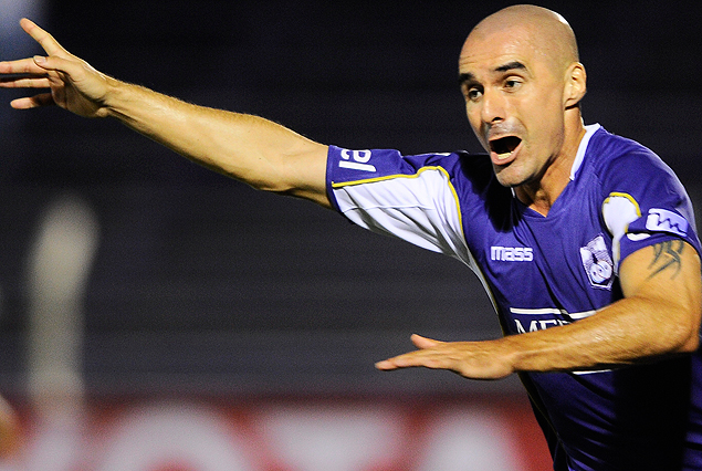 Nicolás Correa, en la zaga violeta.