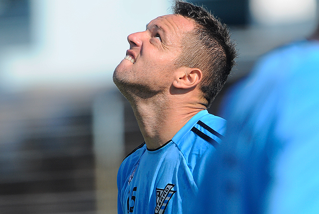 Rodrigo De Oliveira en el mediocampo de Cerro ante Liverpool