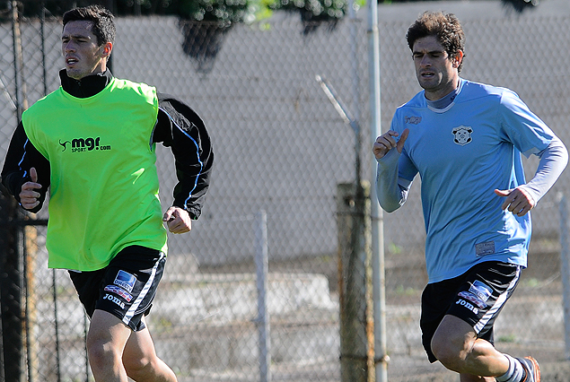 Los zagueros Martín Díaz y Gastón Bueno trotaron en el movimiento físico, por prevención.