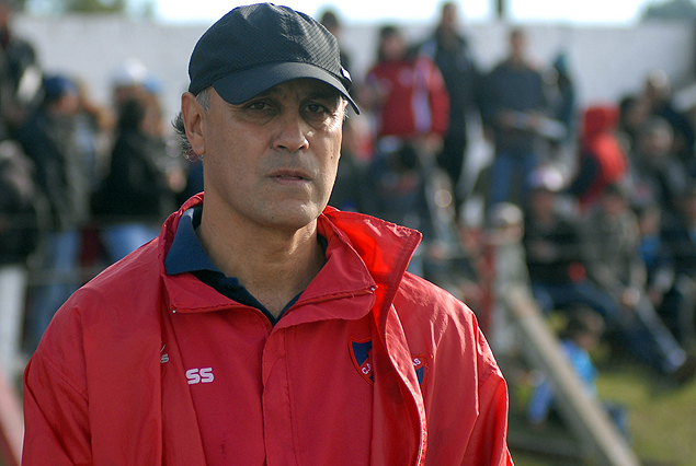 Edgardo Arias, entrenador de Atenas de San Carlos que logró el ascenso a primera. 