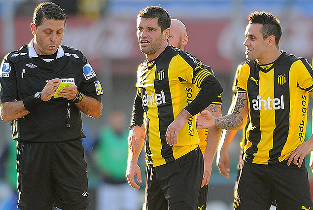 El árbitro Fernando Falce en la roja a Fabián Estoyanoff; Pacheco en el momento de la roja. 