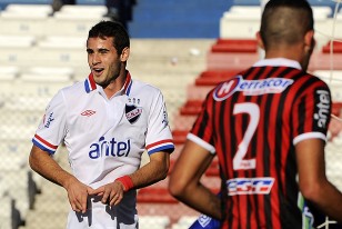 Gastón Pereiro despues de marcar el primer gol ante Miramar Misiones.