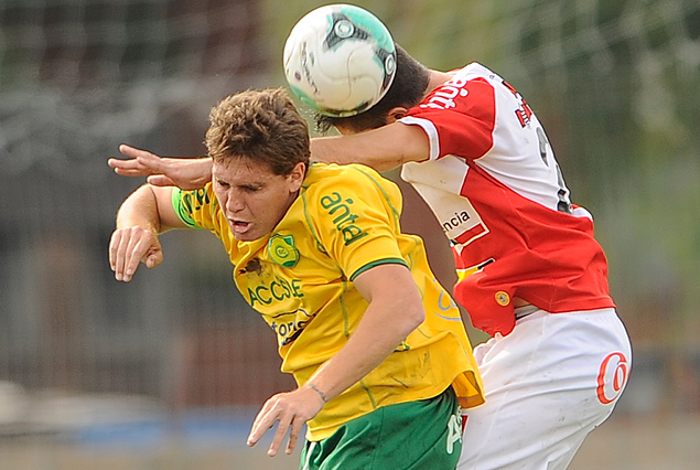 Marcelo Guerrero va al santo con un defensa de Tacuarembó.