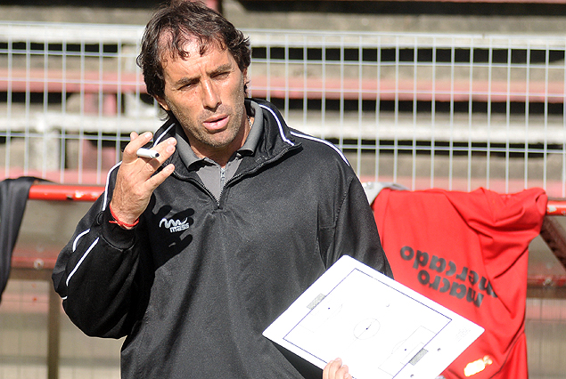 Guillermo Almada, entrenador de River Plate, en la intensidad del trabajo.