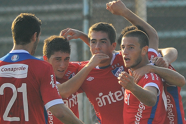 Festejo de Leandro Barcia, rodeado de los jugadores jóvenes de Nacional, en una tarde para cambiar la pisada.