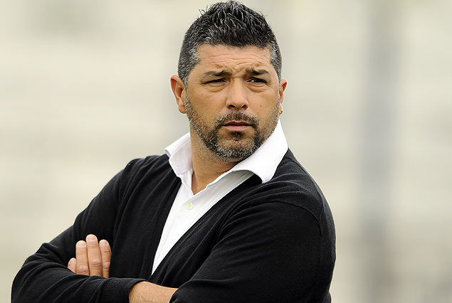 Leo Ramos, entrenador de Danubio, sueña con toda la gloria.
