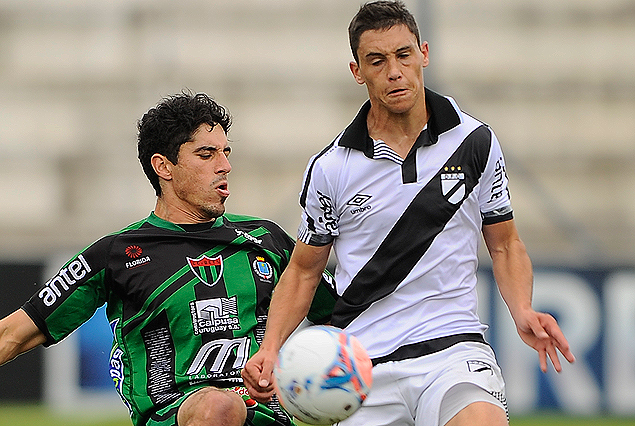 Luis Machado y Federico Ricca disputan el balón