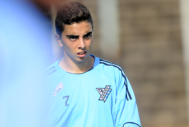 Matías Abisab jugó con los titulares en la práctica perfilando el equipo del domingo.