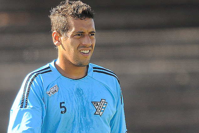 Javier Méndez en el lateral derecho de Cerro ante Fénix.