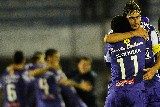 Andrés Fleurquin y Nicolás Olivera y un abrazo cargado de gloria, de los estandartes violetas.